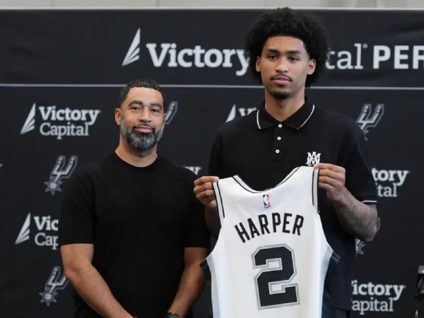 Dylan Harper berpose dengan jersey San Antonio Spurs nomor 2 yang akan dikenakannya. (Foto: AP)