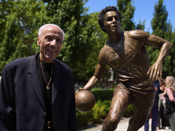 Lenny Wilkens (kiri) berpose di samping patung dirinya di luar Arena Climate Pledge. (Foto: AP)