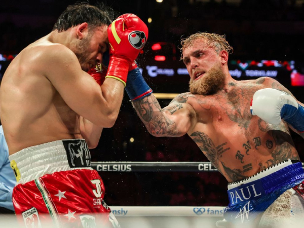Jake Paul (kanan) masih terlalu tangguh bagi Cesar Chavez Jr. (Foto: Fight TV)