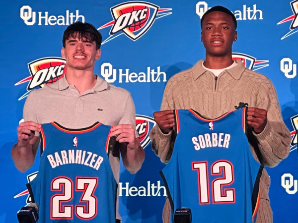 Thomas Sorber (kanan) dan Brooks Barnhizer berpose dengan jersey mereka saat perkenalan sebagai pemain Thunder. (Foto: AP)