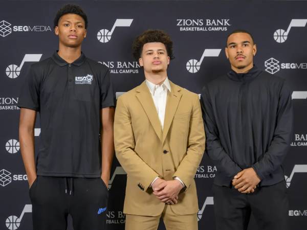 Ace Bailey (kiri) berpose bersama John Tonje dan Walter Clayton Jr saat diperkenalkan oleh Utah Jazz. (Foto: AP)