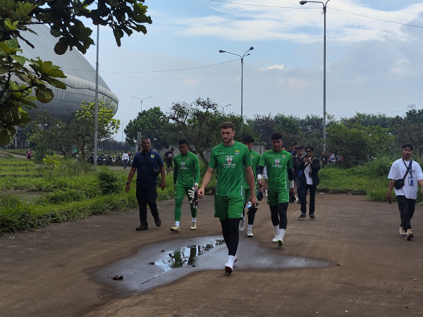 Adam Przybek hadir di sesi latihan Persib