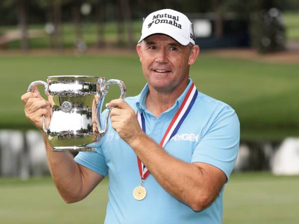 Adrien Saddier berpose dengan trofi Italian Open. (Foto: Golf Digest)