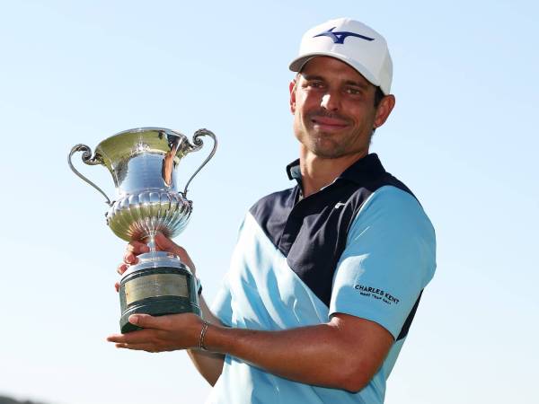 Aldrich Potgieter berpose dengan trofi Rocket Classic. (Foto: Golf Digest)