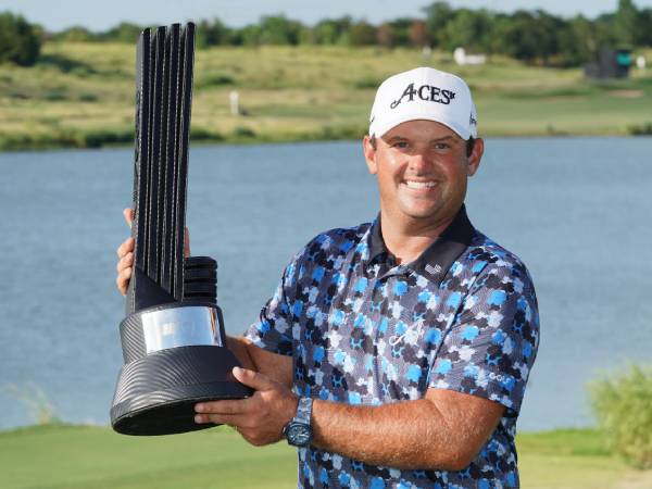 Patrick Reed berpose dengan trofi LIV Golf Dallas. (Foto: Golf Digest)