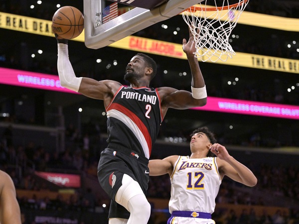 Kemungkinan Deandre Ayton berseragam Lakers makin besar.