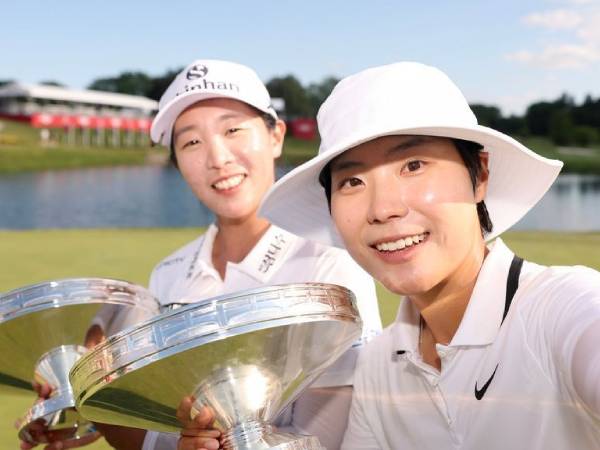 Somi Lee dan Jin Hee Im berpose dengan trofi Dow Championship. (Foto: Golf Digest)