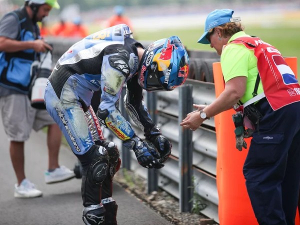 Alex Marquez mengalami kecelakaan dalam balapan utama MotoGP Belanda 2025