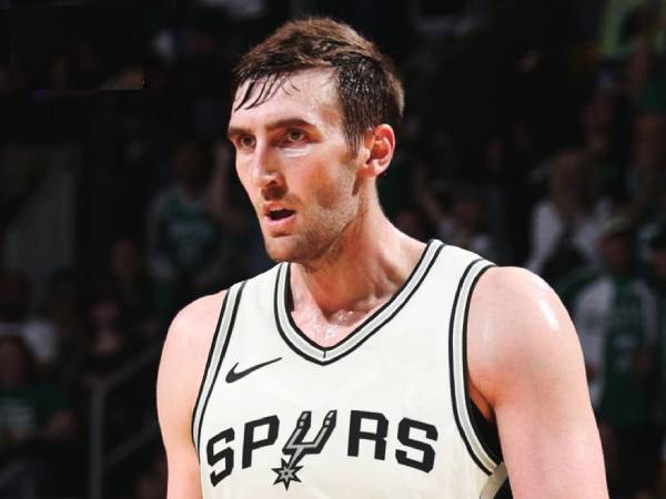 Kemampuan Luke Kornet untuk bertahan di area kunci dan bermain peran pendukung tanpa meminta bola secara berlebihan cocok sempurna dengan sistem Spurs. (Foto: AP)