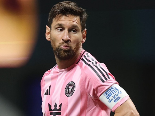 Lionel Messi dibela oleh mantan rekan setimnya, Zlatan Ibrahimovic