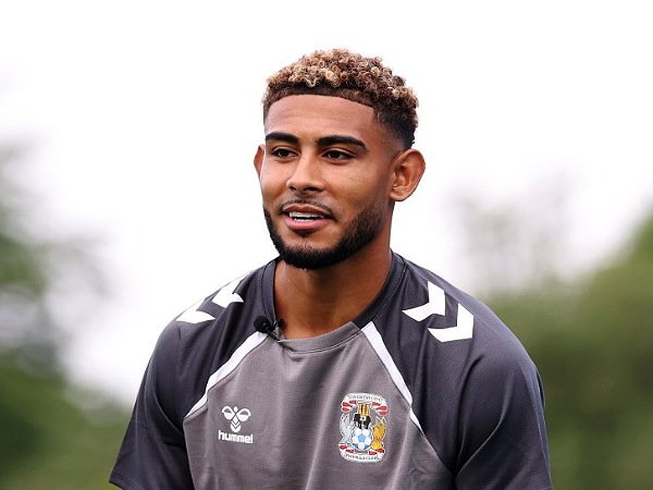 Coventry City mendapatkan bek kanan Aston Villa, Kaine Kesler-Hayden