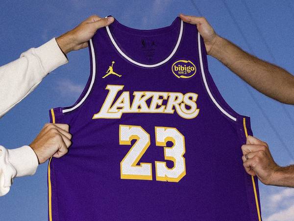 Penampilan yang diperbarui ini mengembalikan warna ungu ikonik Los Angeles Lakers yang terakhir kali digunakan pada musim 2022-23. (Foto: X.com)
