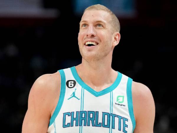 Mason Plumlee diharapkan dapat memberikan kontribusi di lapangan dan kepemimpinan veteran bagi skuad Hornets yang muda. (Foto: Instagram)