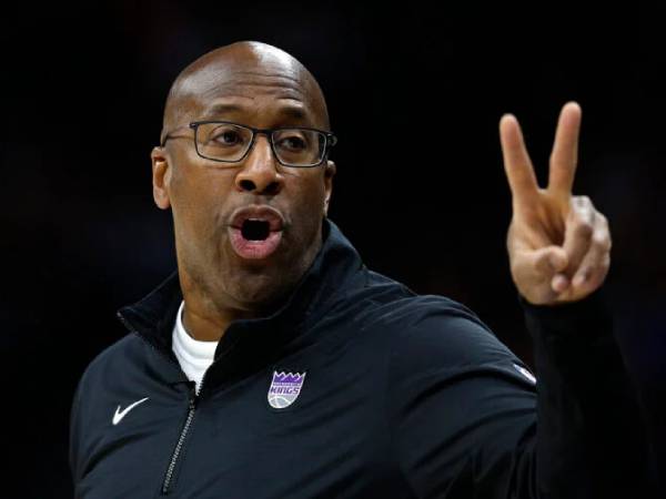 Mike Brown memiliki riwayat kepelatihan kepala yang paling mendalam dan hubungan yang kuat dengan eksekutif Knicks William Wesley. (Foto: AP)