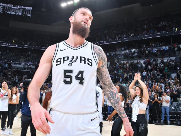 Raptors Mengontrak Center Cadangan Sandro Mamukelashvili