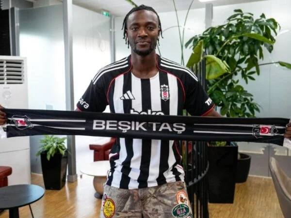 Tiba di Istanbul, Tammy Abraham Bangga Kenakan Jersey Besiktas