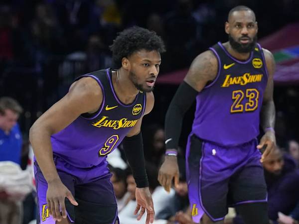 Bronny James (kiri) dan sang ayah, LeBron. (Foto: AP)