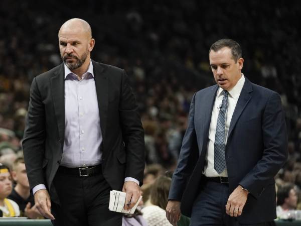 Frank Vogel (kanan) dan Jason Kidd saat bersama-sama menukangi Lakers. (Foto: AP)