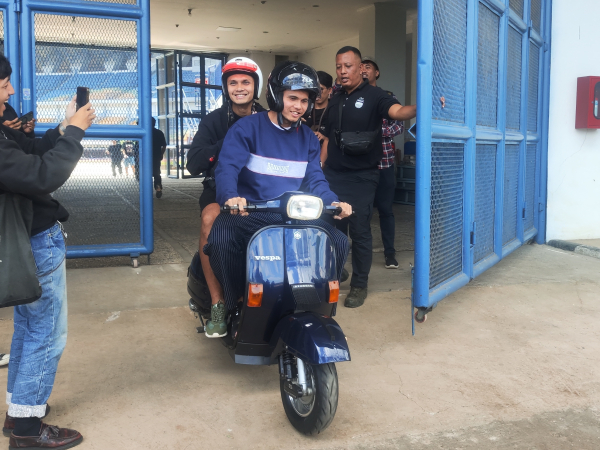 Hamra Hehanussa dan Rezaldi Hehanussa ketika keluar dari Stadion GBLA