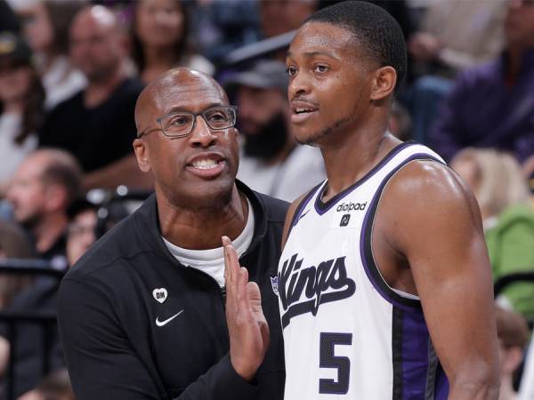 Secara defensif, Mike Brown menuntut pertanggungjawaban, bahkan dari bintang-bintang, seperti yang dilakukannya terhadap bintang Kings, De’Aaron Fox. (Foto: AP)
