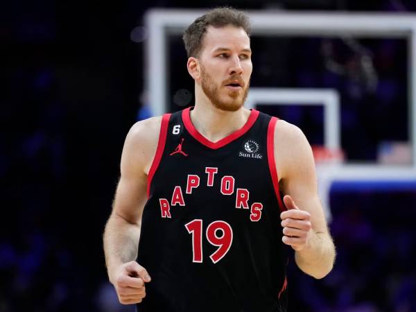 Jakob Poeltl merupakan penembak paling efisien dalam sejarah Raptors (minimal 500 percobaan), menembak 64% dalam lima musim bersama tim. (Foto: AP)