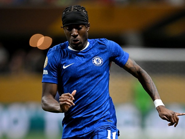 Noni Madueke menghadapi persaingan ketat untuk posisi winger Chelsea