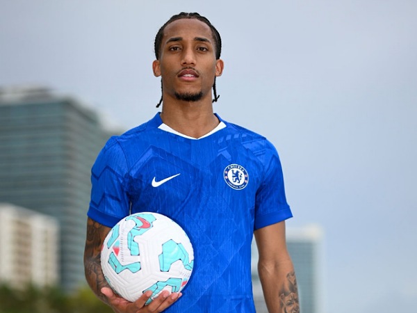 Joao Pedro tampil dalam seragam Chelsea