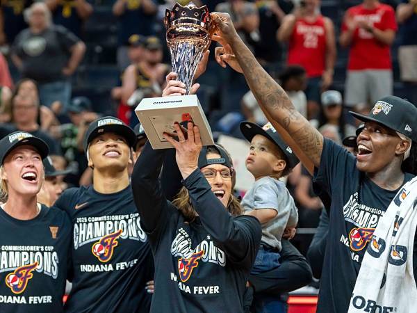 Pelatih Indiana Fever Stephanie White (tengah) mengangkat trofi Commissioner's Cup. (Foto: AP)