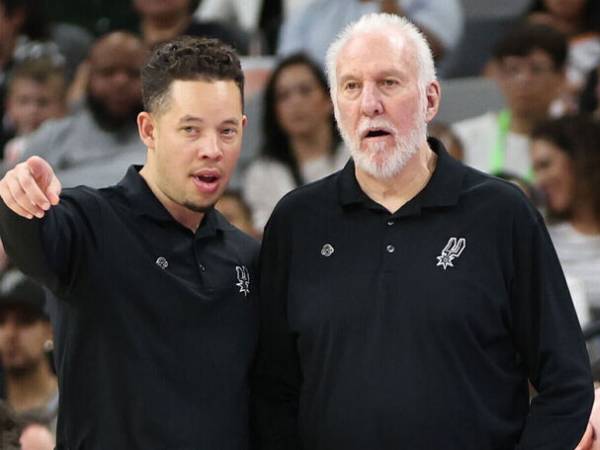 Gregg Popovich (kanan) dan Mitch Johnson. (Foto: AP)