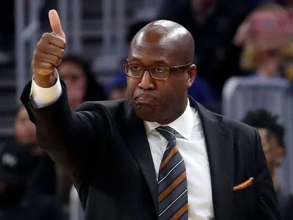 Mike Brown menjadi kandidat terdepan setelah menjadi satu-satunya calon yang menyelesaikan beberapa wawancara, termasuk dengan Presiden Knicks Leon Rose. (Foto: AP)