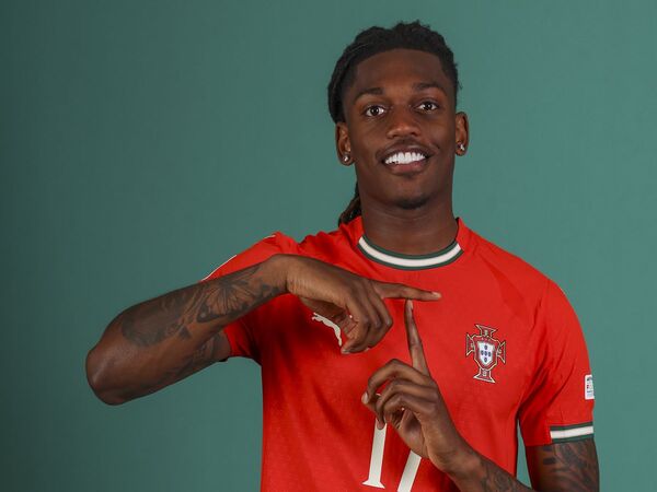 Presiden Bayern Muenchen yaitu Uli Hoeness, secara terbuka mengakui jika klubnya tertarik pada Rafael Leao dan sudah membuka negosiasi dengan AC Milan / via Getty Images