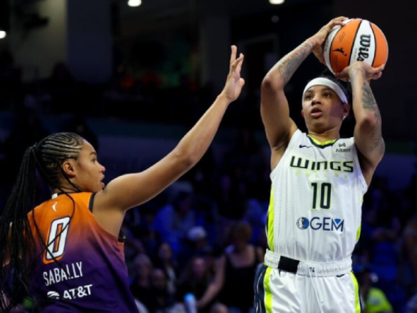 Aziaha James (kanan) mencetak 28 poin saat Dallas Wings mengalahkan Phoenix Mercury 98-89 pada Kamis (3/7) malam di Arlington, Texas. (Foto: AP)
