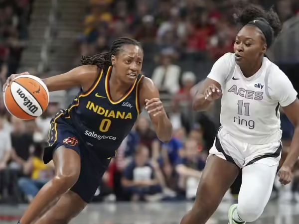 Kelsey Mitchell (kiri) mencetak 25 poin saat Indiana Fever menang telak 81-54 atas Las Vegas Aces pada Kamis (3/7) malam di Indianapolis. (Foto: AP)