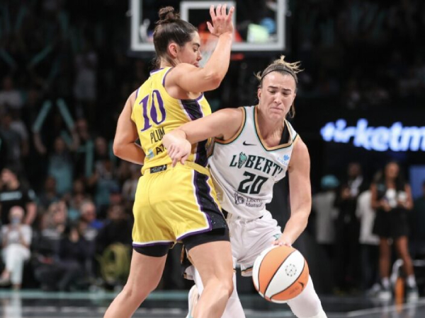 Sabrina Ionescu (kanan) mencetak 20 poin saat New York Liberty meraih kemenangan 89-79 atas Los Angeles Sparks pada Kamis (3/7) malam. (Foto: AP)