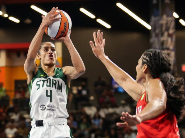 Skylar Diggins (kiri) mencetak 11 poin saat Seattle Storm meraih kemenangan 80-79 atas Atlanta Dream pada Kamis (3/7) malam di College Park, Ga. (Foto: AP)