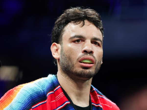 Julio Cesar Chavez Jr ditangkap saat mengendarai skuter di luar rumahnya. (Foto: Fight TV)