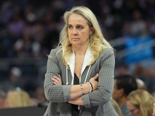 Becky Hammon sangat kritis terhadap pertahanan timnya yang lemah. (Foto: AP)