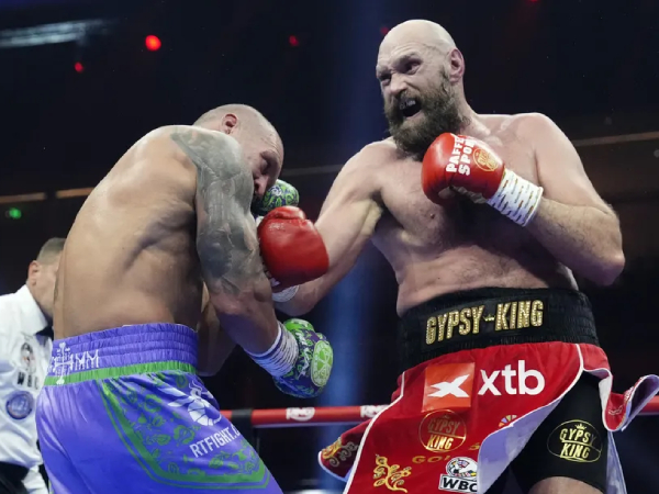Tyson Fury (kanan) ingin “balas dendam di Inggris” setelah kalah dalam dua pertarungan berturut-turut melawan Usyk pada 2024. (Foto: Fight TV)