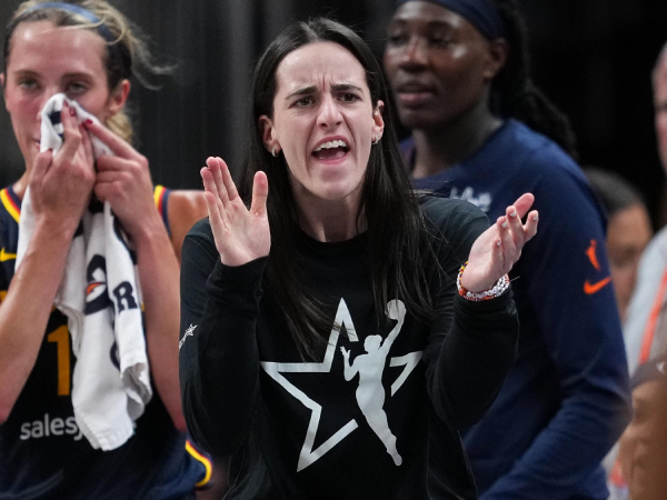 Caitlin Clark mendukung timnya dari pinggir lapangan sepanjang masa pemulihannya dari cedera. (Foto: AP)