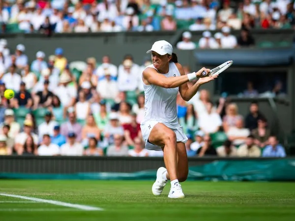 Hasil Wimbledon: Iga Swiatek Masuki Pekan Kedua Tanpa Drama