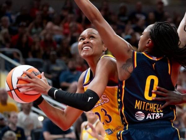 Azura Stevens (kiri) mencetak 21 poin saat Los Angeles Sparks menang tipis 89-87 atas Indiana Fever pada Sabtu (5/7) malam di Indianapolis. (Foto: AP)