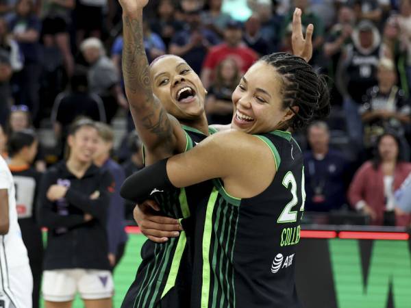 Courtney Williams dan Napheesa Collier melakukan selebrasi setelah Minnesota Lynx mengalahkan Golden State Valkyries 82-71 pada Sabtu (5/7) malam. (Foto: AP)