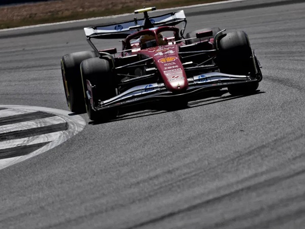 Lewis Hamilton Prediksi Akan Sulit Mengalahkan McLaren