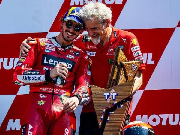 Francesco Bagnaia dan Gigi Dall'Igna merayakan podium ketiga di MotoGP Belanda 2025