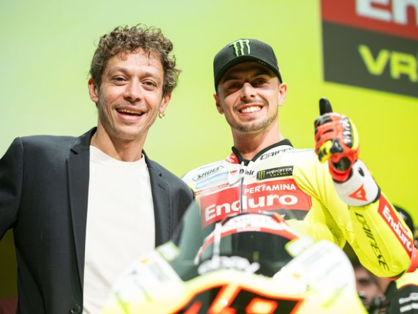 Fabio Di Giannantonio bersama Valentino Rossi