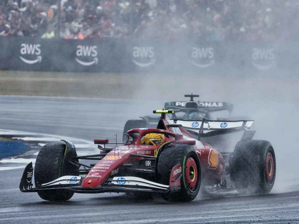 Lewis Hamilton keluhkan kontrol mobil yang sulit di GP Inggris.