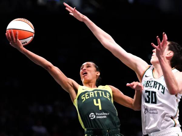 Skylar Diggins (kiri) menerobos pertahanan New York Liberty saat Seattle Storm menang 79-70 pada Minggu (6/7) di Barclays Center. (Foto: AP)