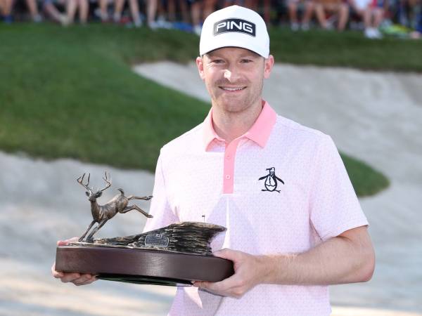 Brian Campbell berpose dengan trofi John Deere Classic. (Foto: Golf Digest)