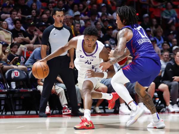Dalam debutnya di NBA Summer League, Ace Bailey (kiri) menunjukkan kilasan-kilasan yang dapat membuatnya menjadi bintang “dua arah” di NBA. (Foto: AP)