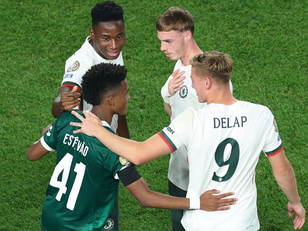 Estevao Willian dikelilingi oleh para pemain Chelsea